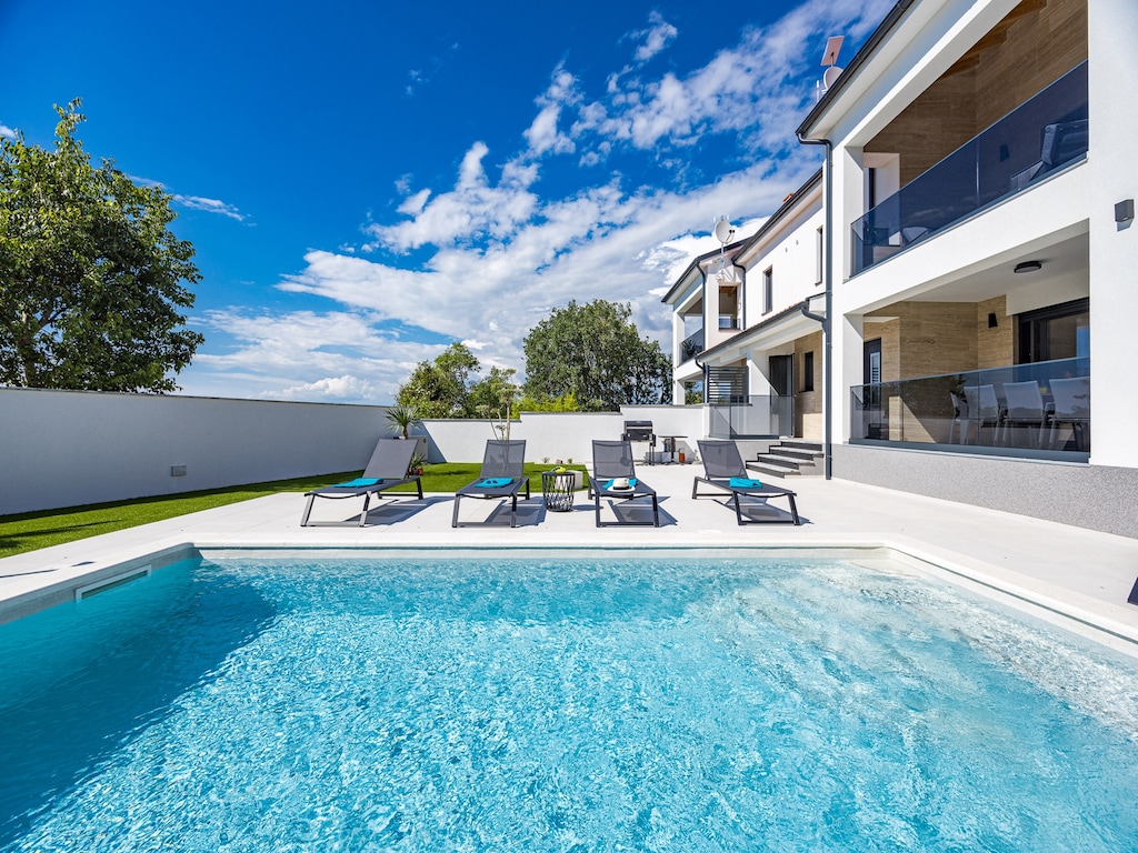 Villa in Pula bij Hidrobaza Strand