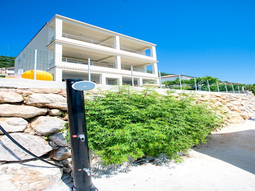 Appartement in Supetarska Draga aan Zee