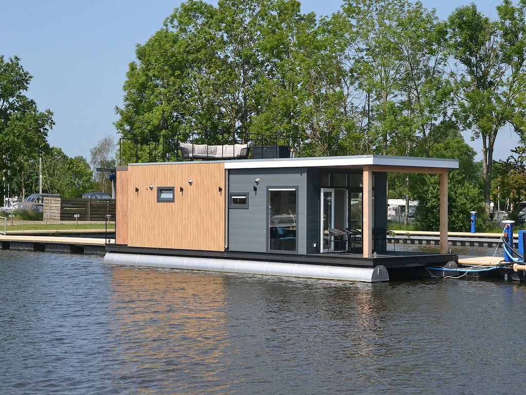 Moderne woonboot met uitzicht op het meer