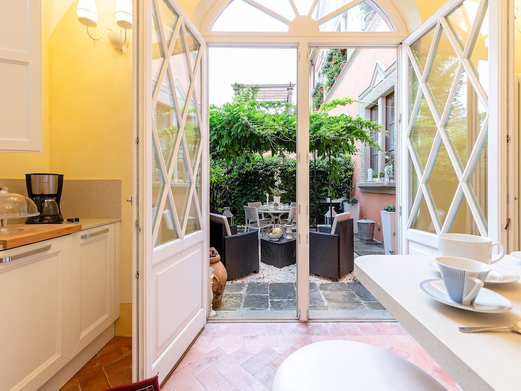 Ruim appartement met privétuin