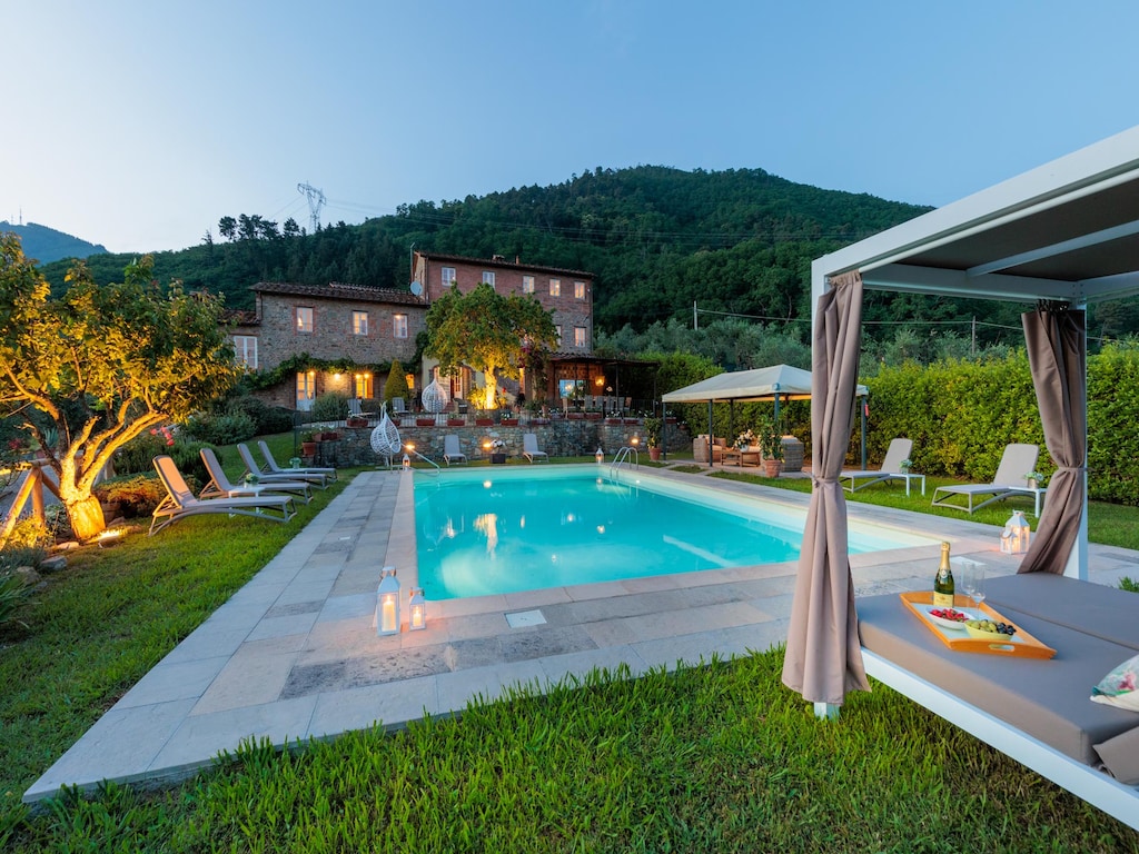 Villa mit Pool- und Weinbergblick