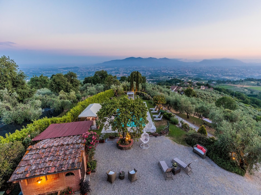 Villa mit Pool- und Weinbergblick