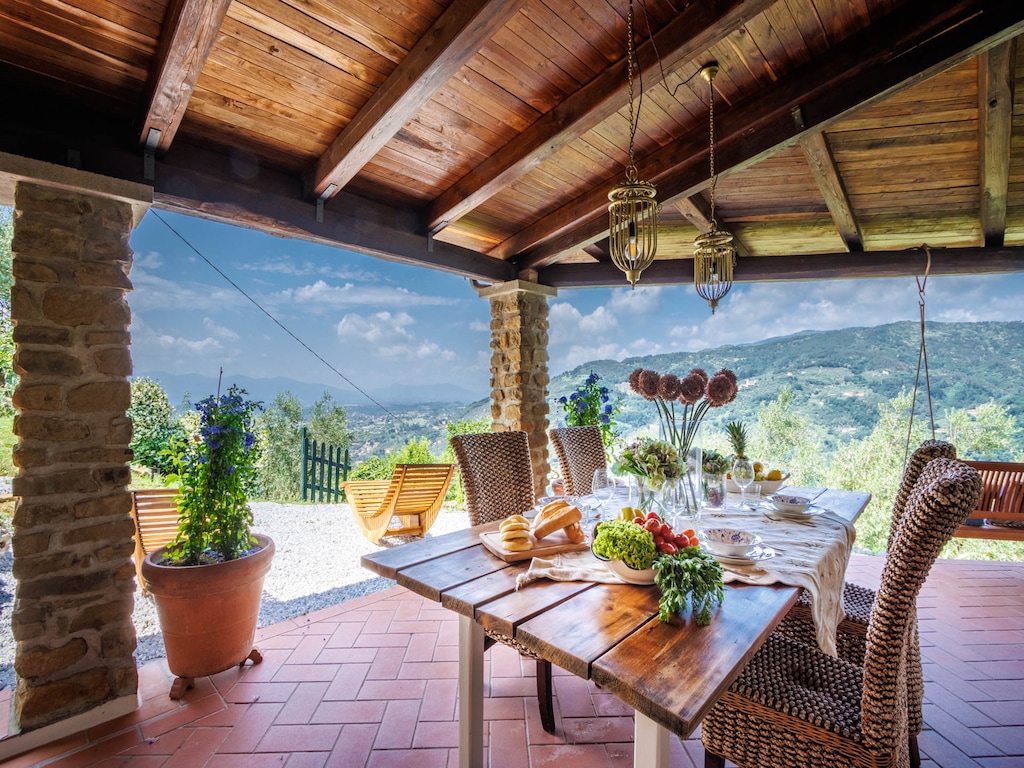 Villa in Pescia mit Weinlandschaft