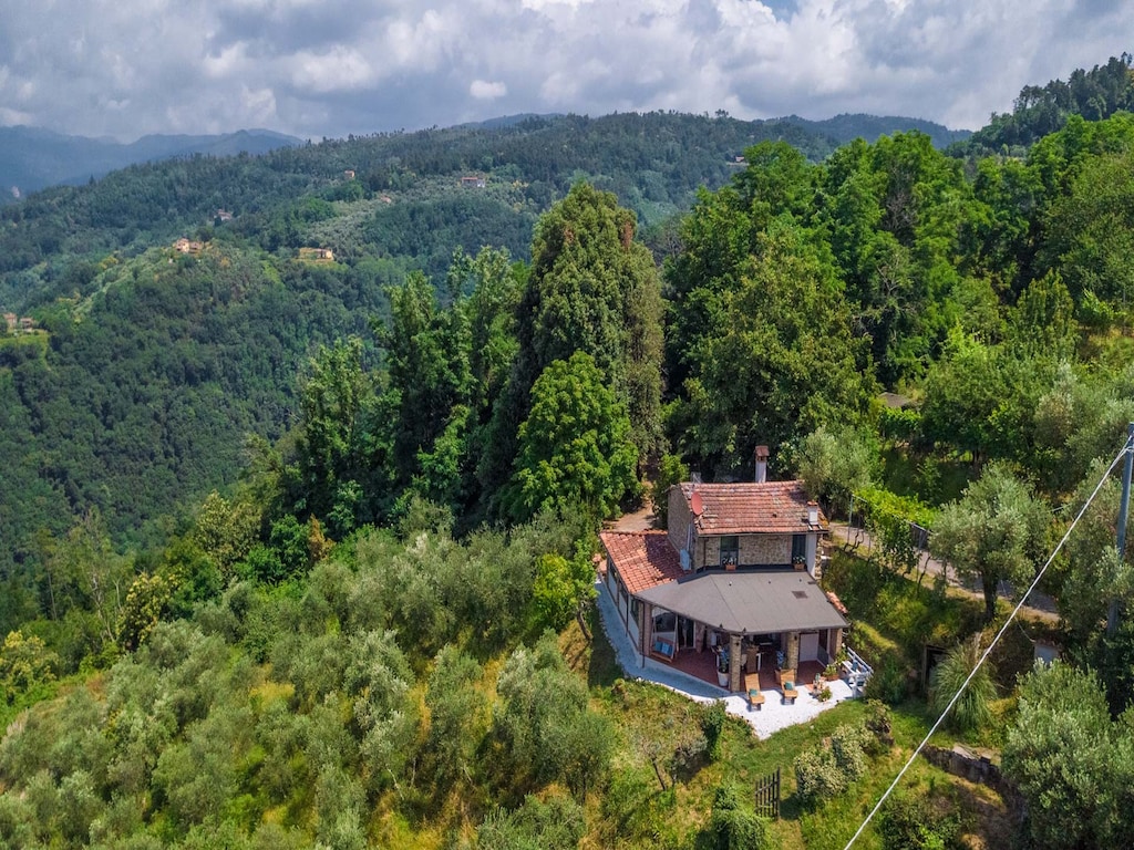 Villa in Pescia met Toscaanse wijnzicht