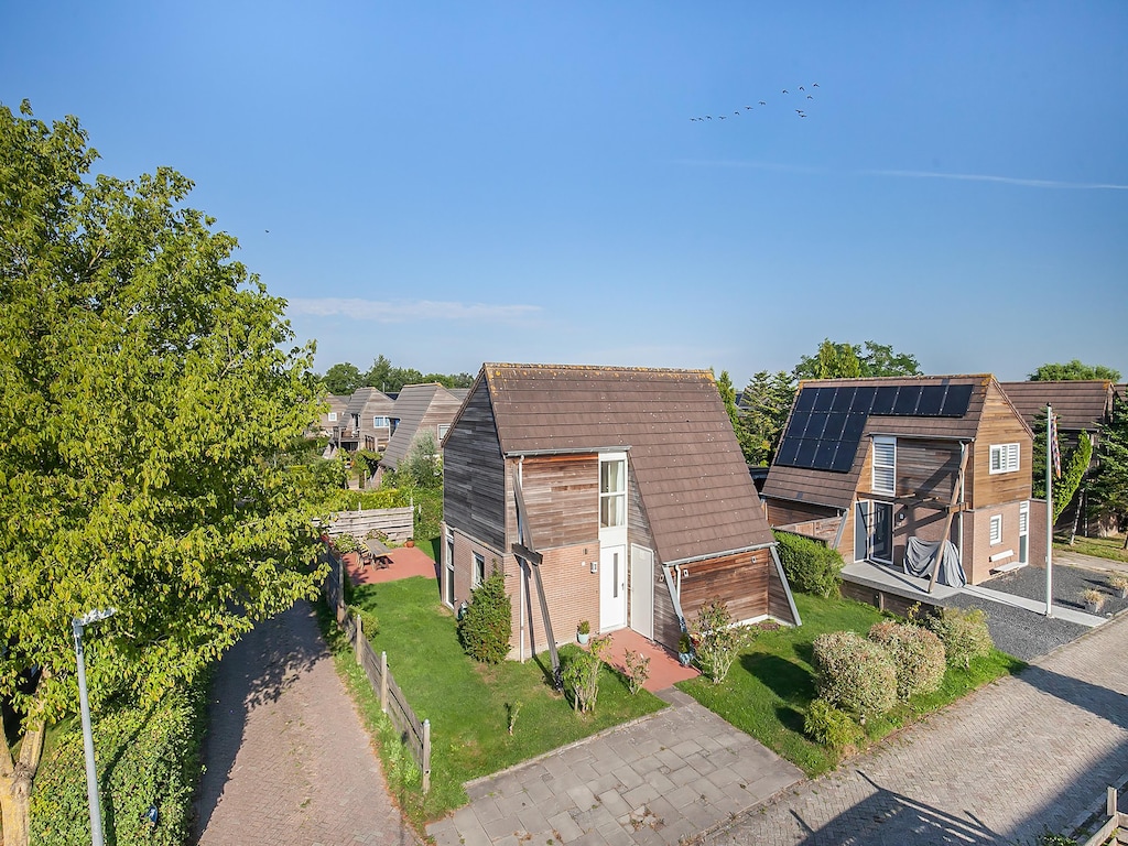 Modernes Ferienhaus für 6 Personen in Grou, Friesland, mit großem Garten und Terrasse.