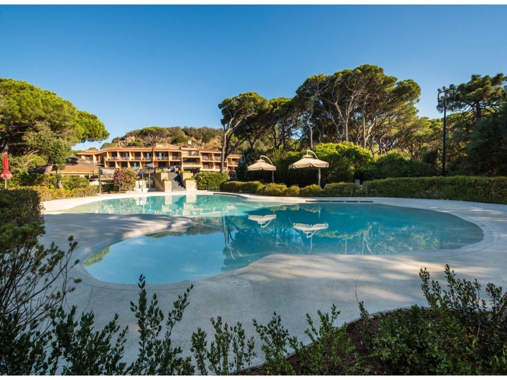 Moderne studio met gedeeld zwembad