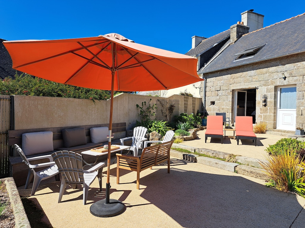 Granithaus an der GR34 und am Sandstrand