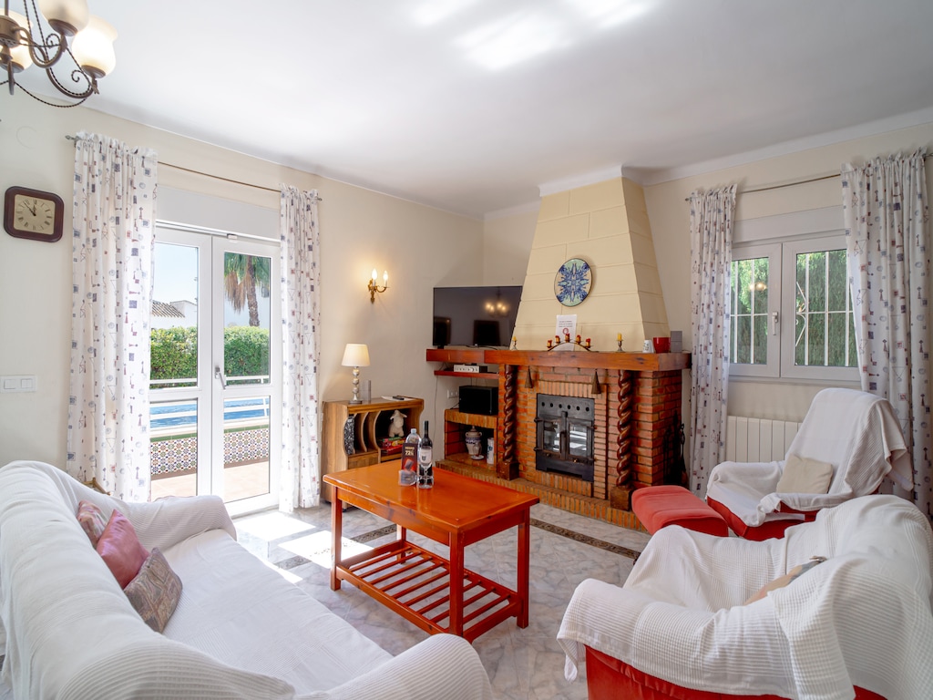 Villa in Nerja met zwembad bij Burriana Strand