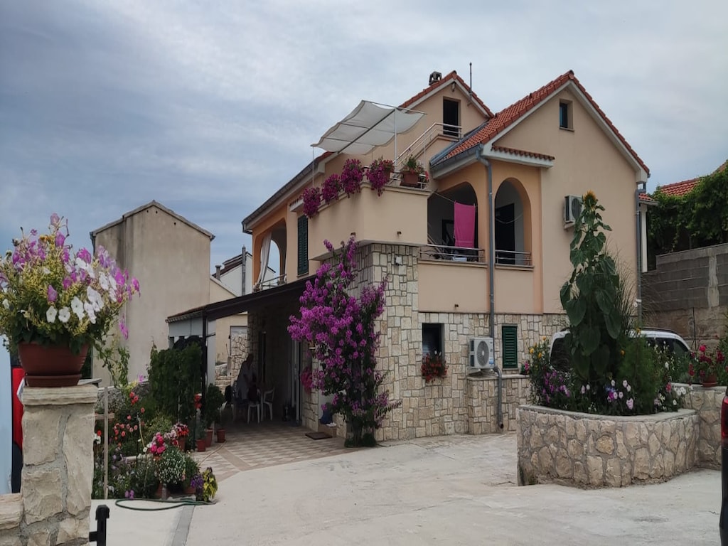 Appartement in Ražanac bij Strand Rtina