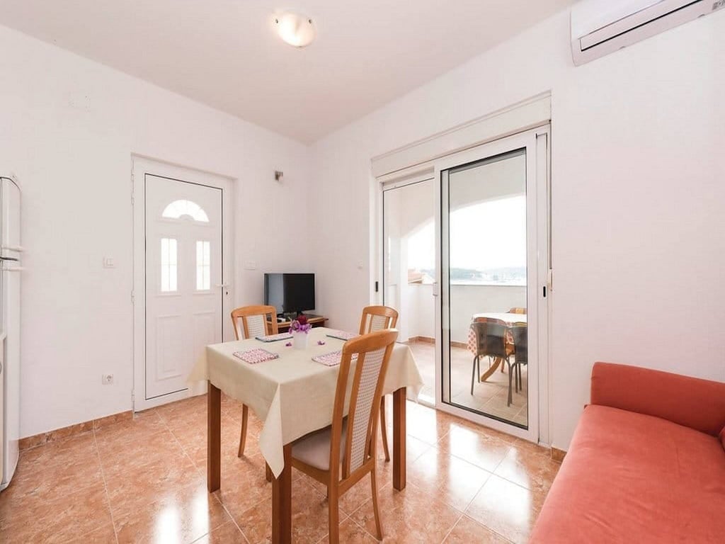 Wohnung in Rogoznica, am Strand