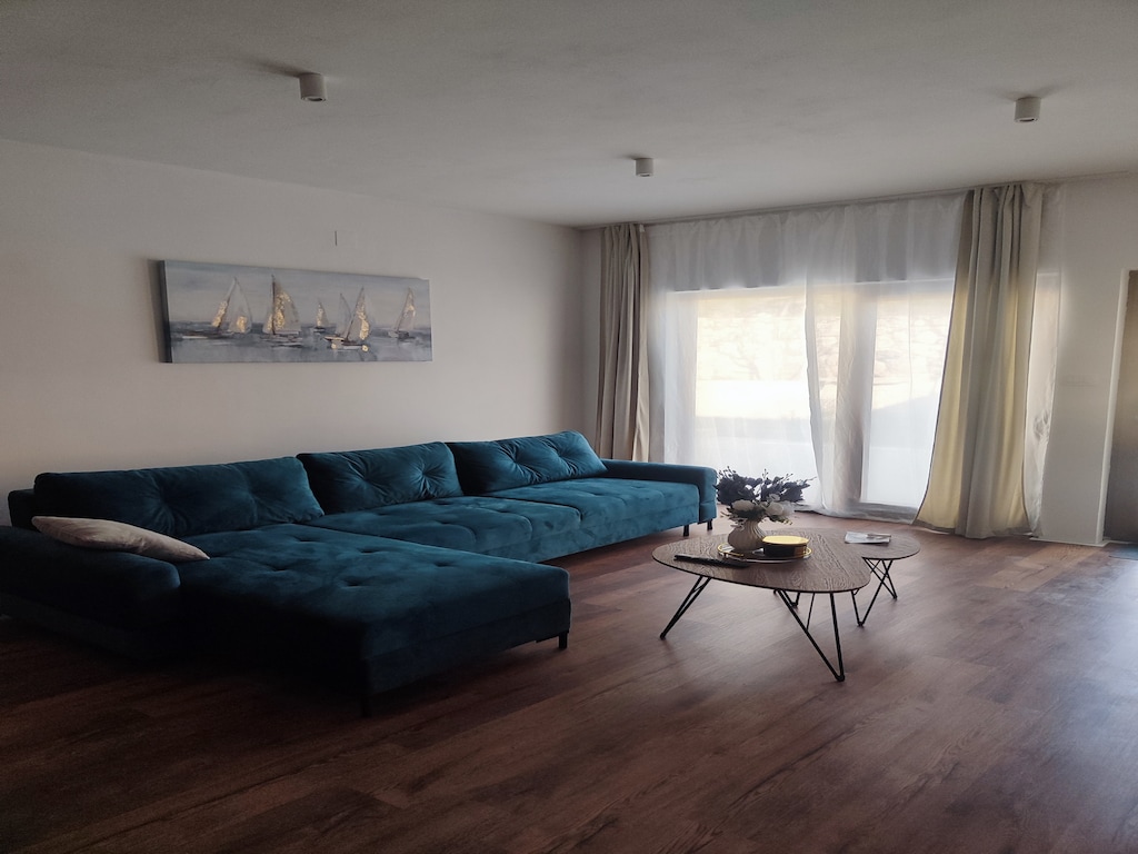 Appartement met twee slaapkamers in Karlobag