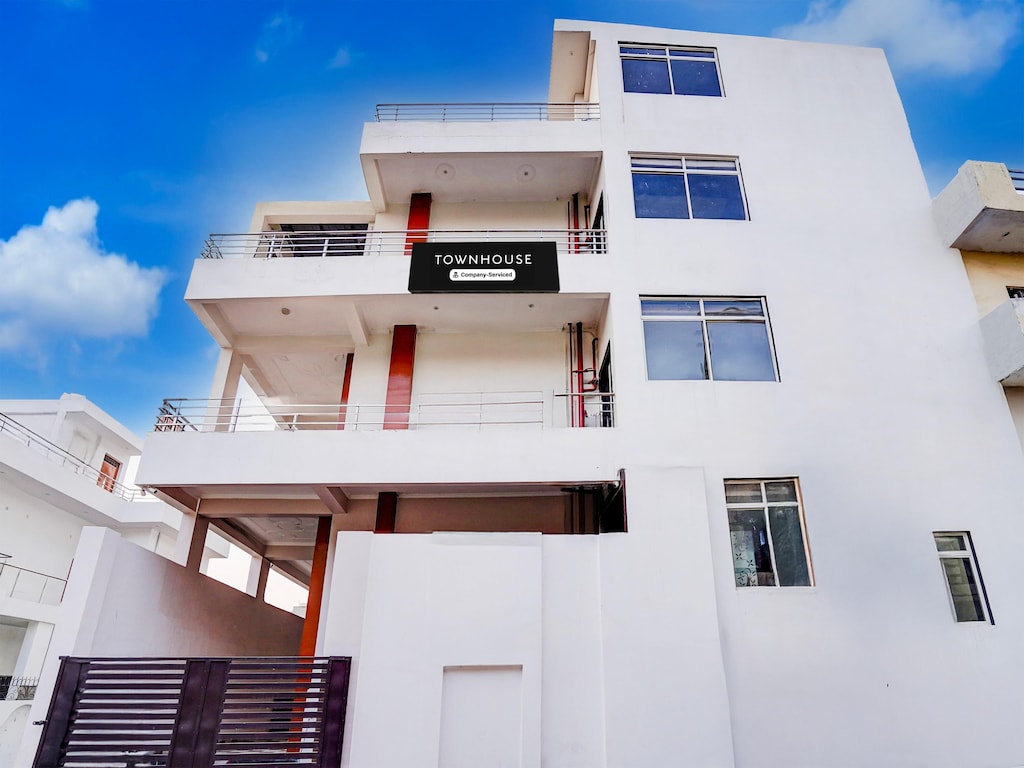 Super Townhouse Faizabad Road