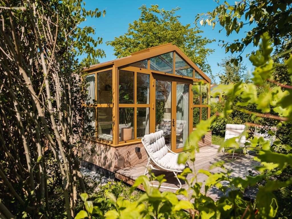 4 Large greenhouses i.c.m. een prachtige groepsruimte voor het ultieme samenzijn