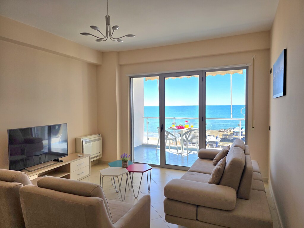 Charmante kustlijnflat in Durrכs