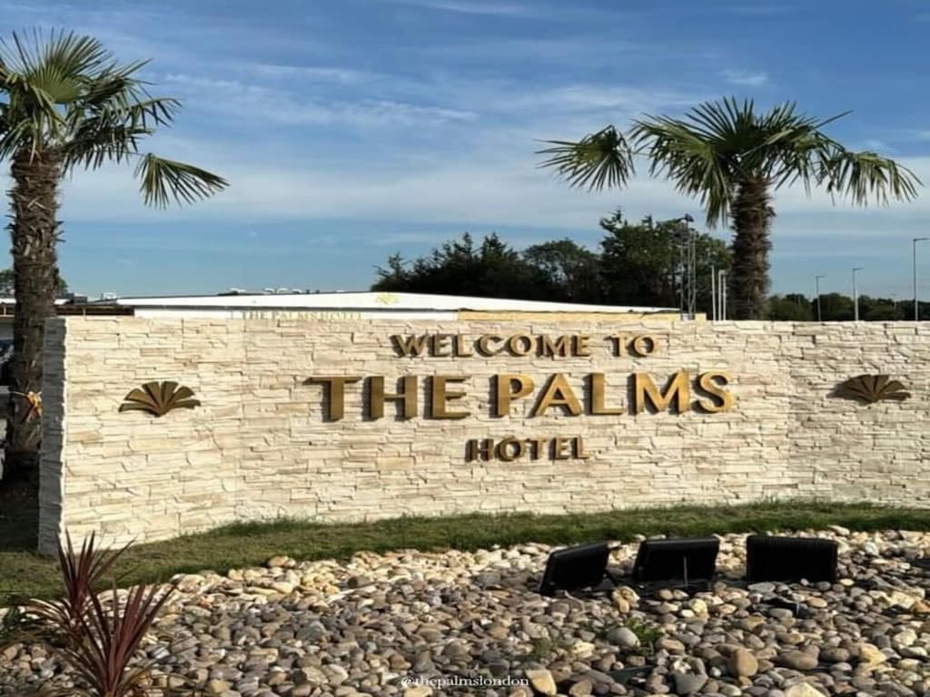 Palms Hotel & Retreat door Palette | Sta Twin