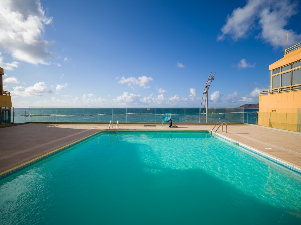 Appartement aan Las Canteras met zwembad