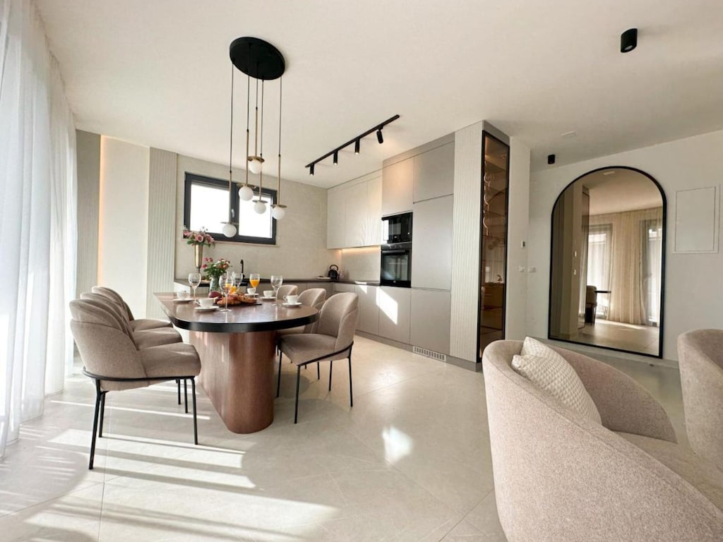 Three-Bedroom Penthouse with Infinity Pool (The Skyview Penthouse) - S4
