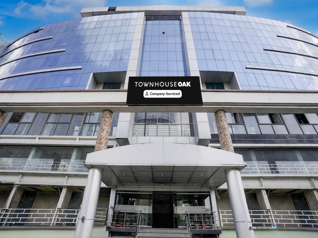 Super Townhouse Oak Bharuch nabij treinstation