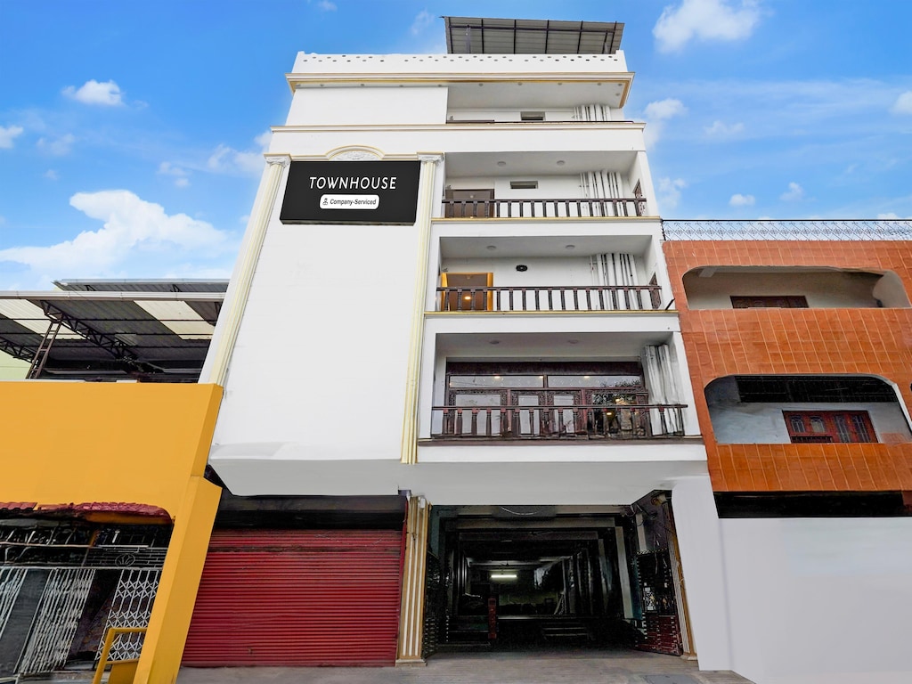 Super Townhouse White Town nabij Rock Beach