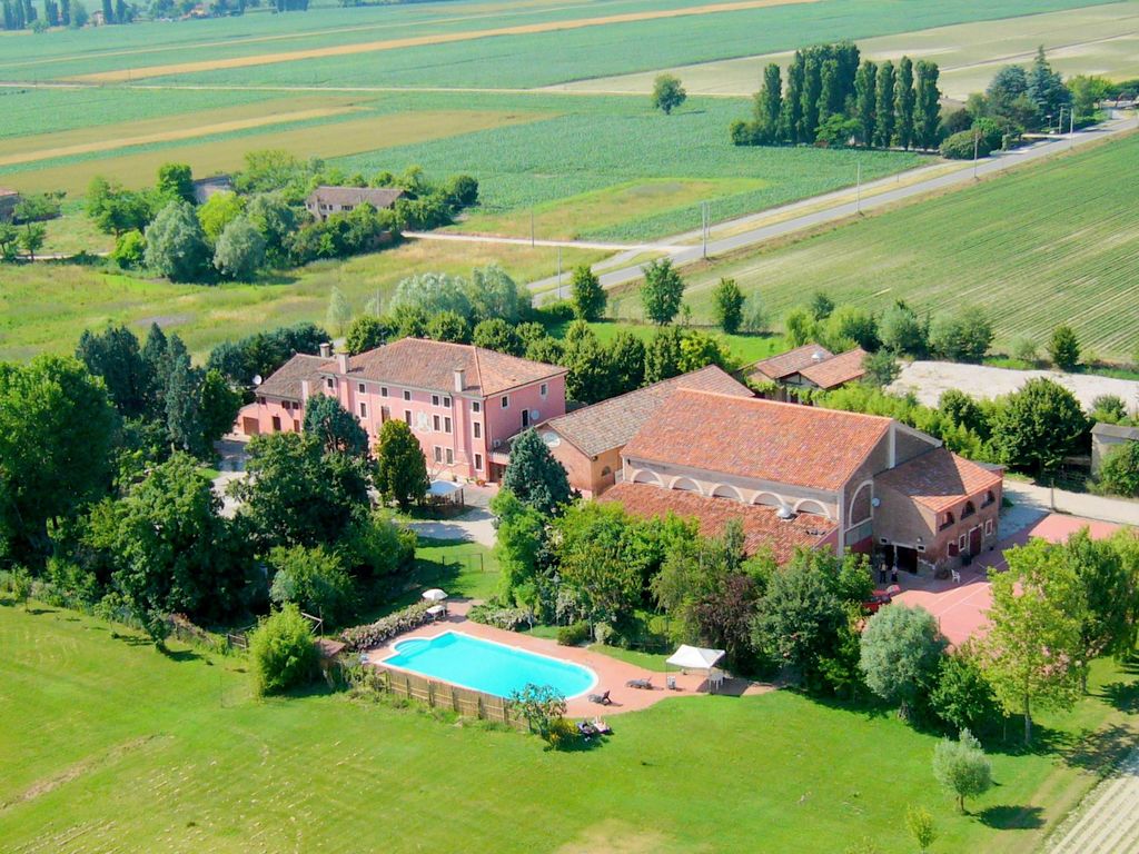 Wohnung in einem Landgut in Pontecchio Polesine mit Gemeinschaftspool