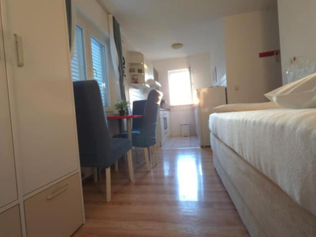Peaceful Apartments With Style - Classsic Two Bedroom Apartment