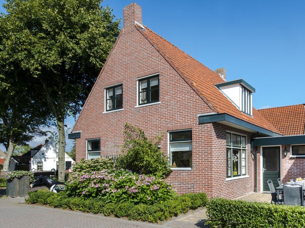 Vakantiehuis in Nes met zwembad