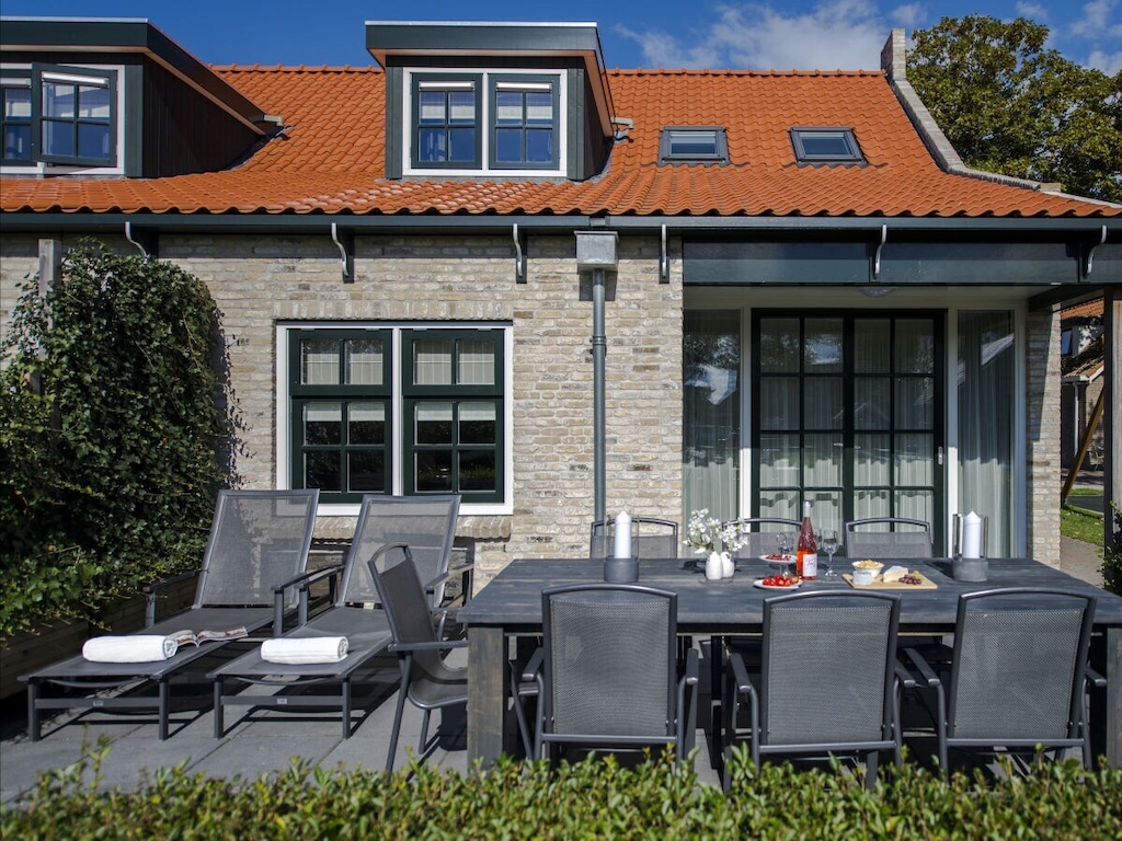 Vakantiehuis in Nes met zwembad