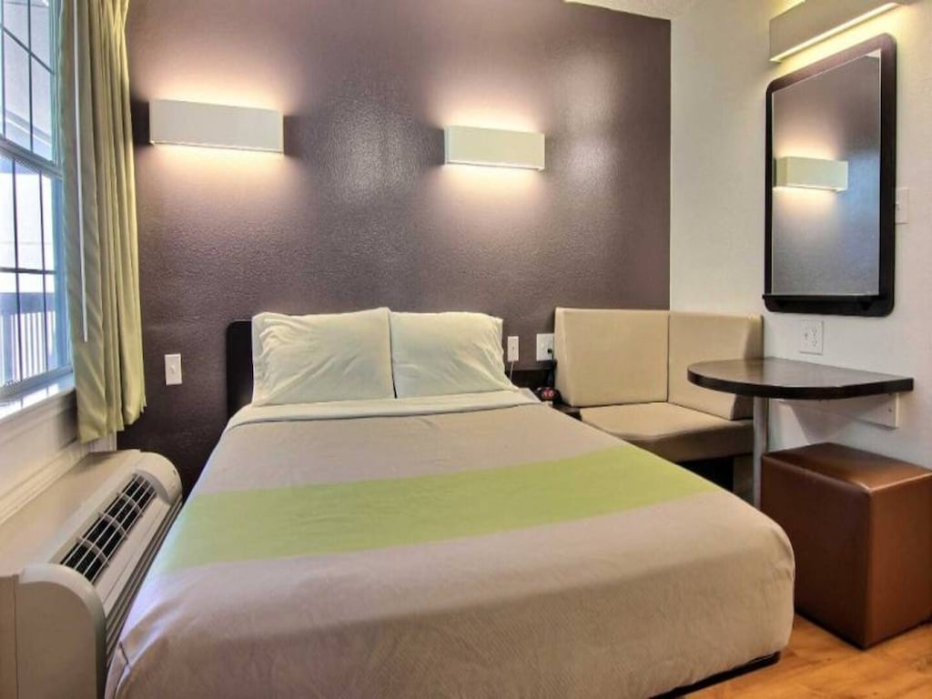 1 Queensize-Bett | Barrierefreie Badewanne – Nichtraucher