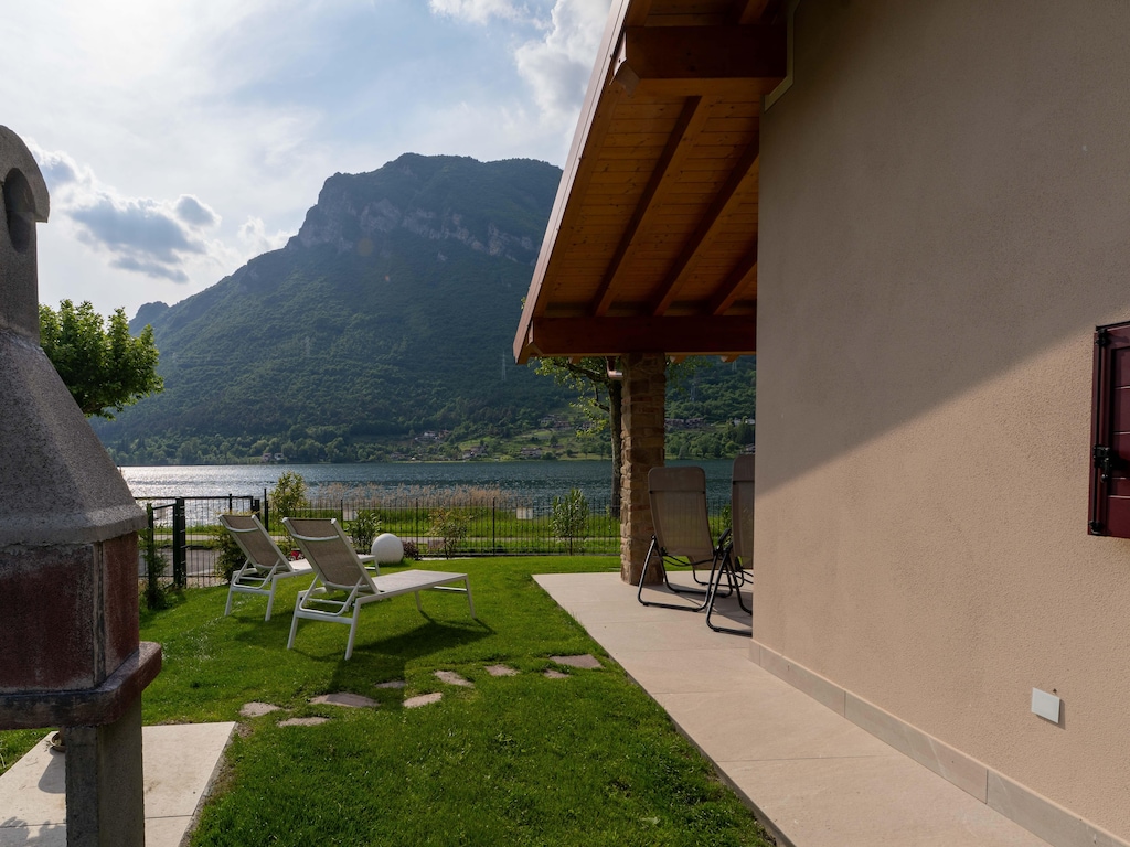 Villa bij Idromeer met Uitzicht op Bergen