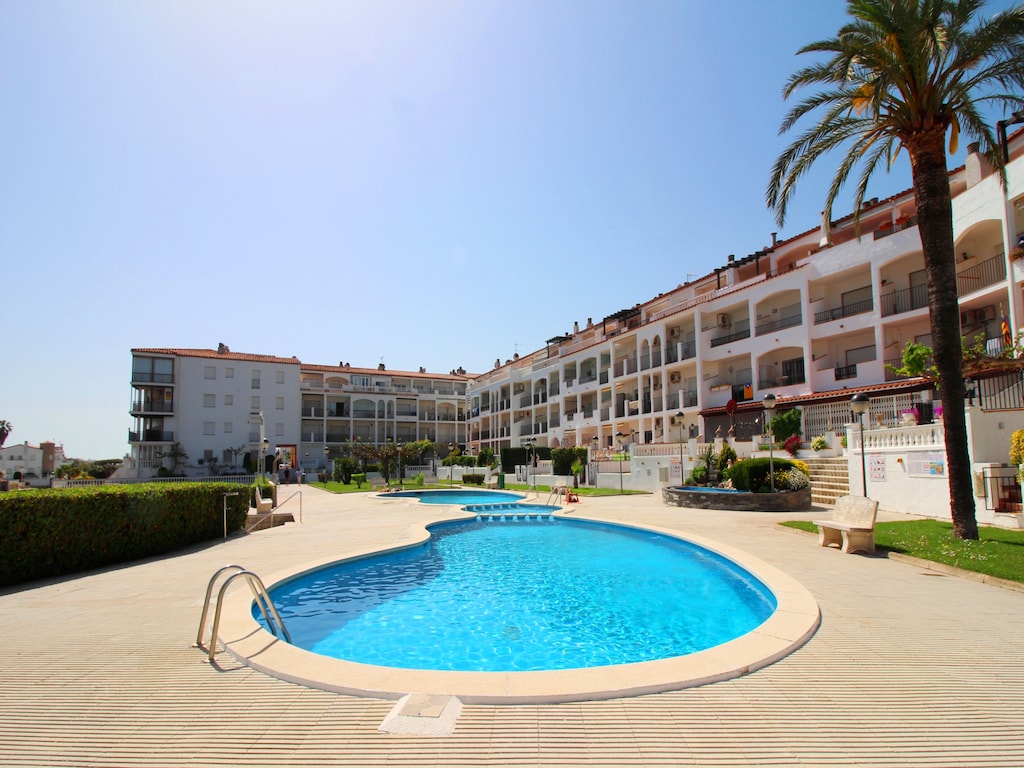 Appartement in Empuriabrava met Zwembad & Uitzicht