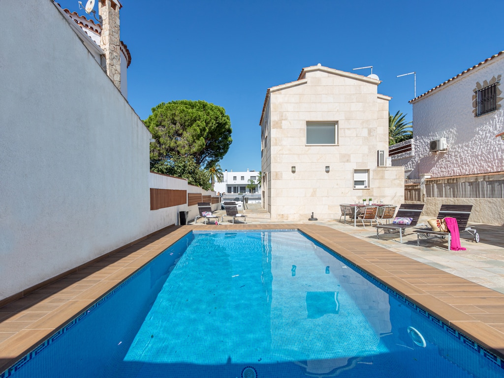Villa in Empuriabrava mit Pool und Bootsanleger