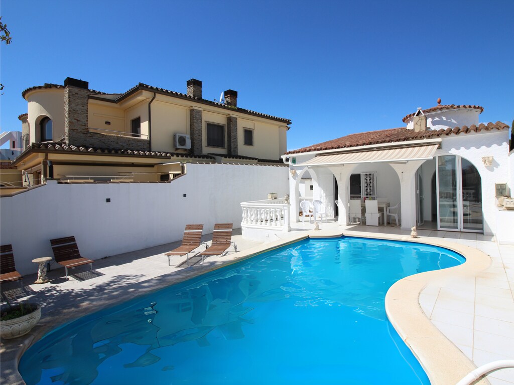 Appartement in Empuriabrava bij Strand