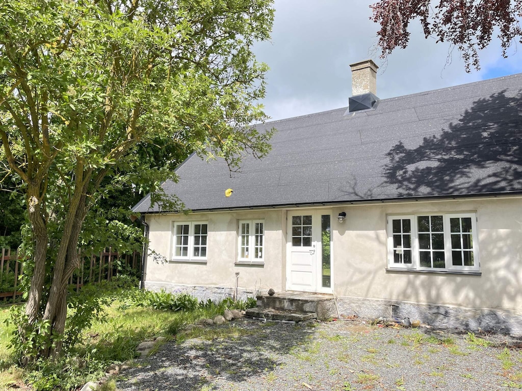 Friedlicher Rückzugsort auf dem Land mit Terrasse