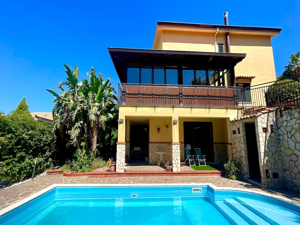 Villa met privézwembad, vlakbij de zee.