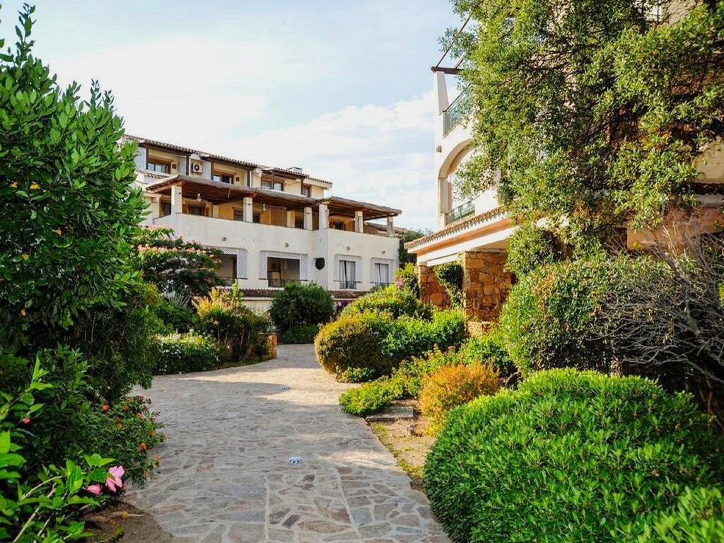 Zonnig toevluchtsoord met terras in Porto Rotondo