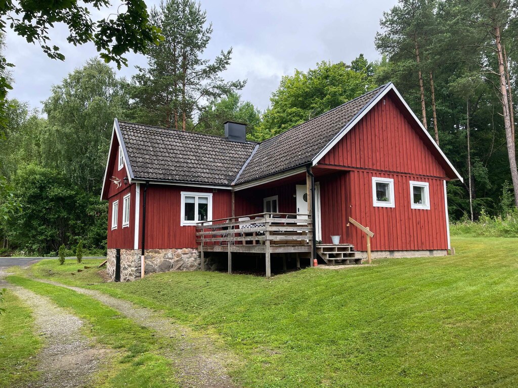 Friedlicher Rückzugsort im Wald mit Ferienhaus