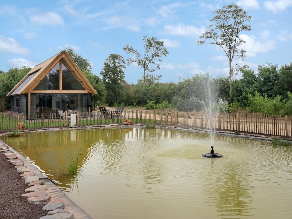 Modern verblijf in een lodge met uitzicht op de vijver