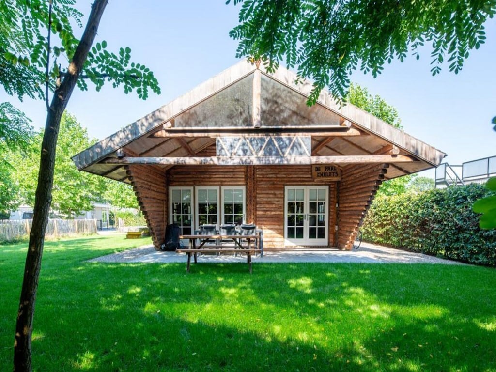 Ruim houten chalet met overdekt terras.