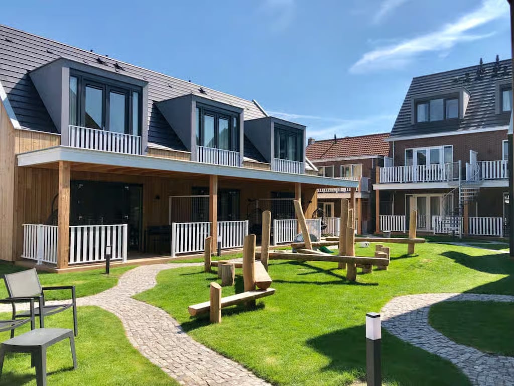 Gepflegte Lodge für 2 Personen im Zentrum von Zoutelande, mit privater Südveranda und kurzem Spaziergang zum Strand.