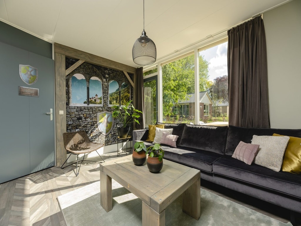 Lodge met uitzicht op de weide en een bubbelbad.