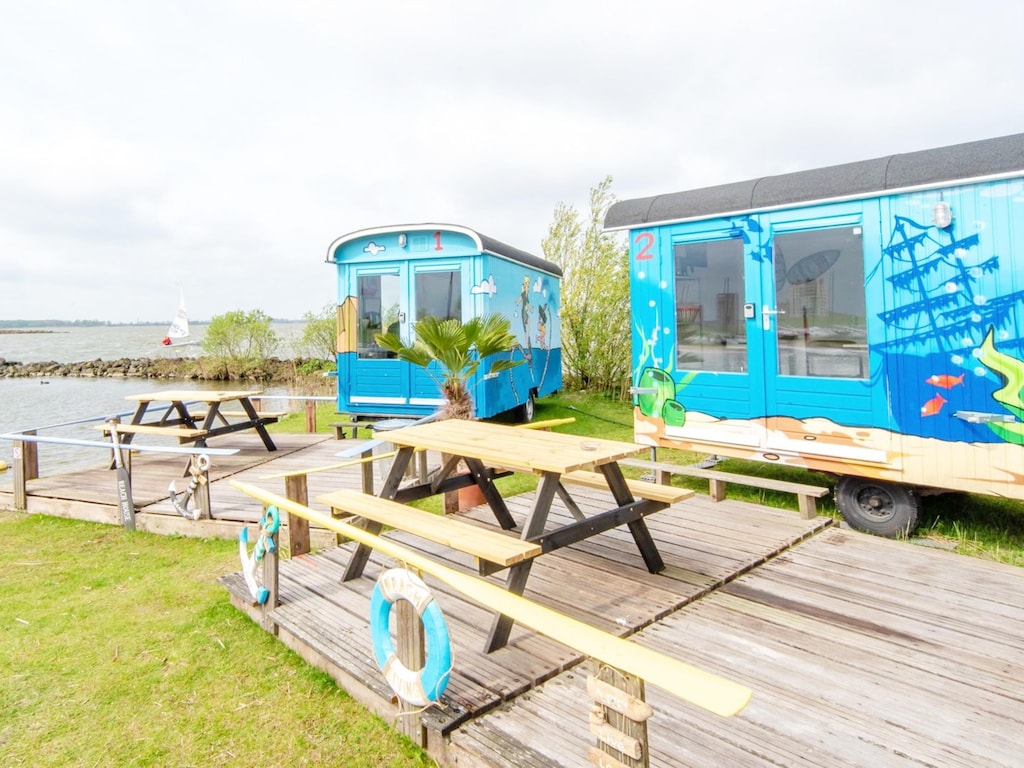 Gemütlicher kleiner Wagen am Strand von Almere
