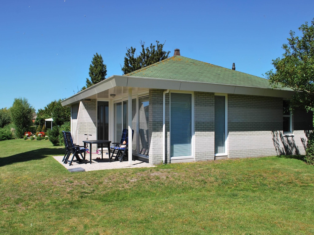 Eleganter Bungalow am Wasser mit Anlegestelle