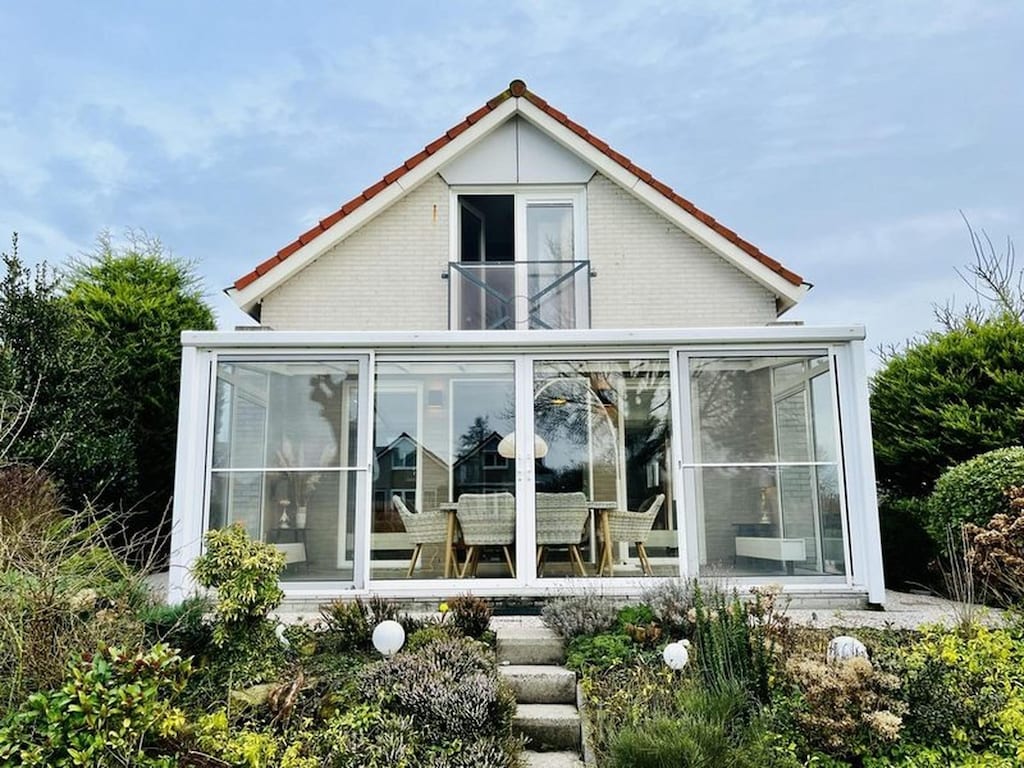 Deluxe-Bungalow am Wasser mit Steg