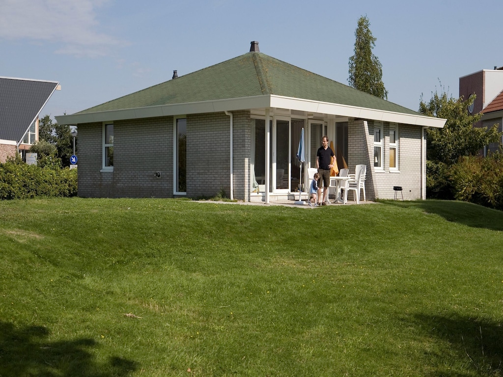 Kompakter Wellness-Bungalow am Wasser