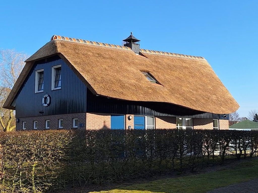 Stilvolle Villa am Wasser mit Sauna