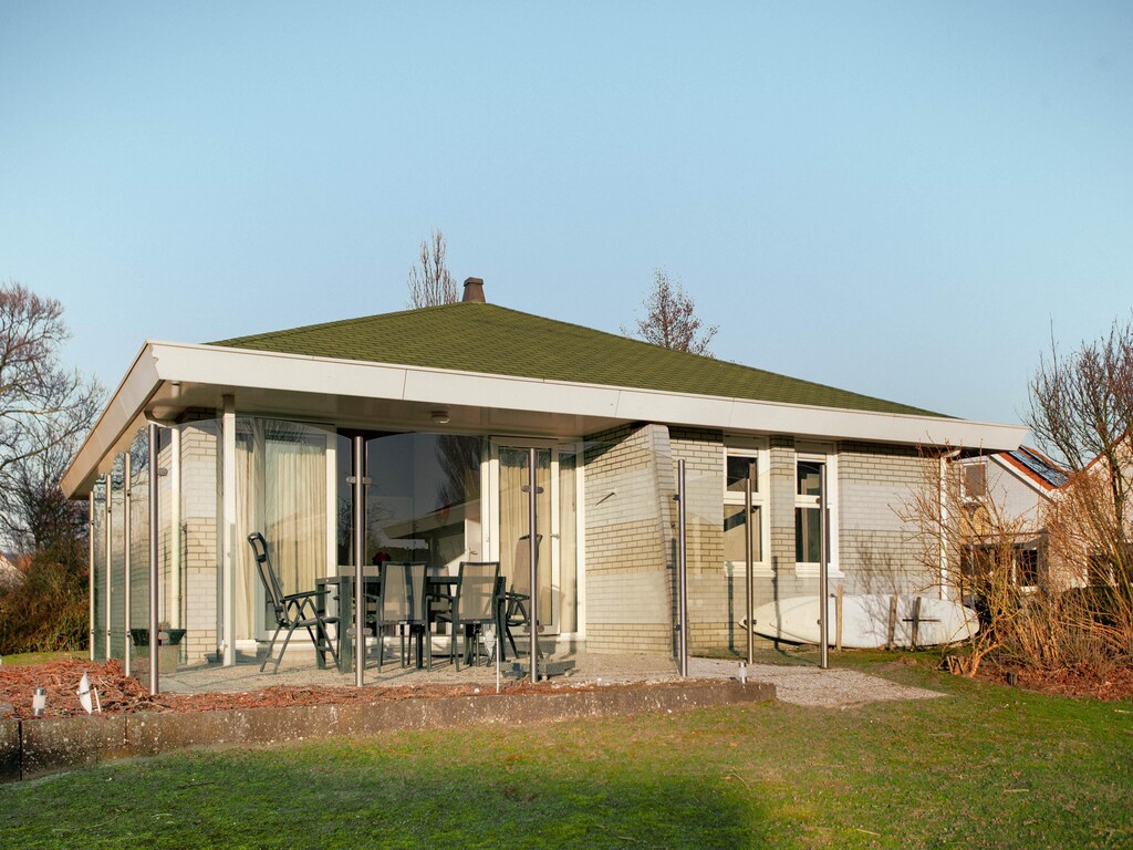 Freistehende Villa am Wasser mit Garten