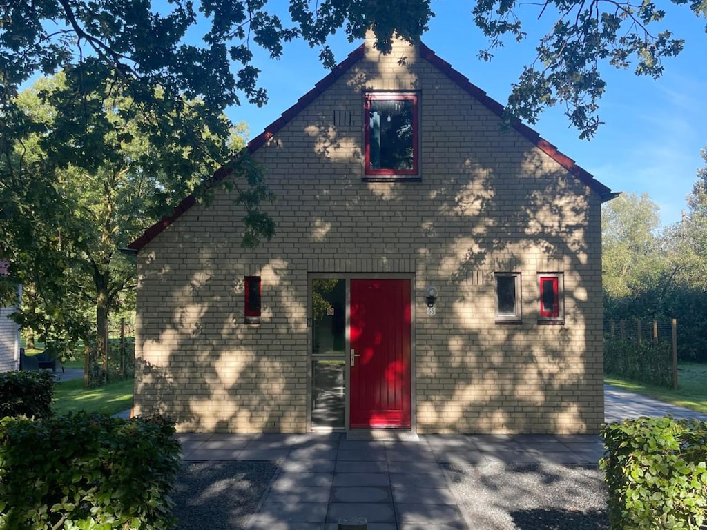 Komplett renovierter, freistehender Bungalow für 6 Personen in einem Ferienpark bei Ewijk, Gelderland, in ruhiger Wassernähe.