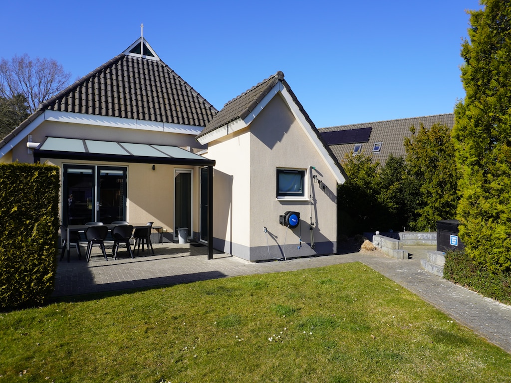 Freistehendes Ferienhaus mit Steg und Außen-Spa