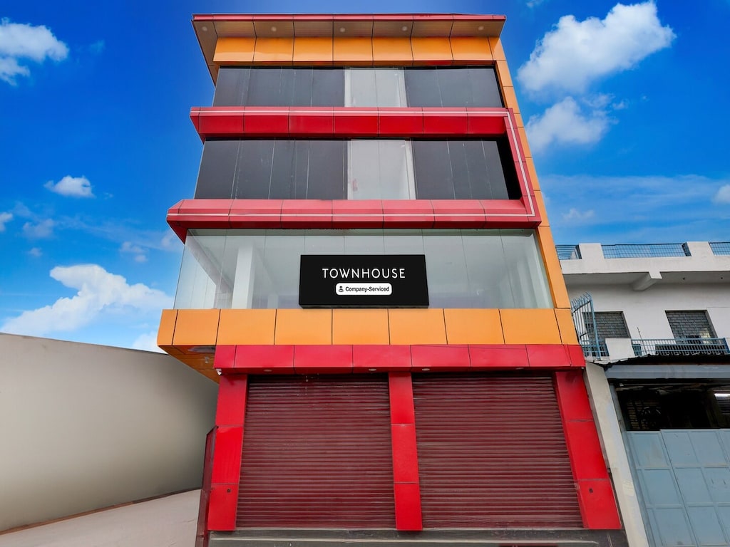 Super Townhouse Mandoli Metro Station