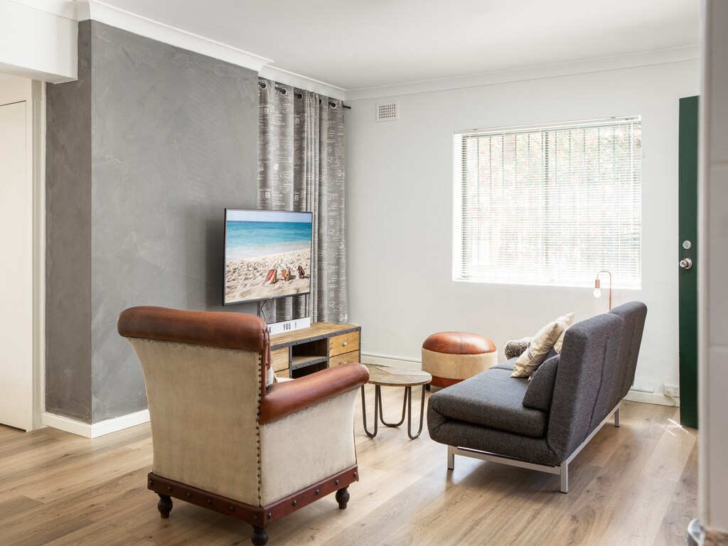 Vorstädtisches Apartment mit zwei Schlafzimmern, Parkplatz und Terrasse